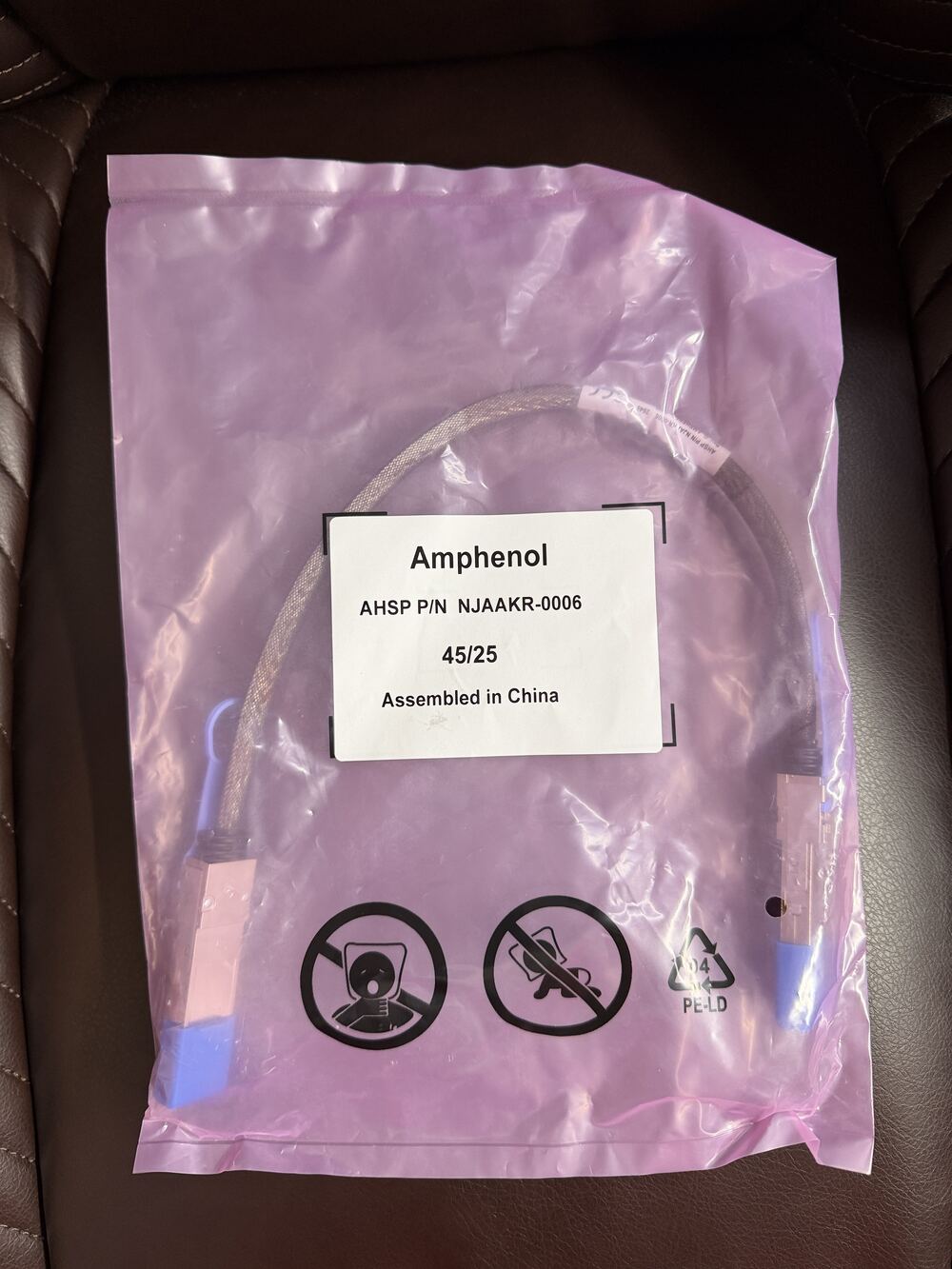 Sealed Amphenol bag labeled AHSP P/N NJAAKR-0006 containing a QSFP112 400G DAC cluster cable